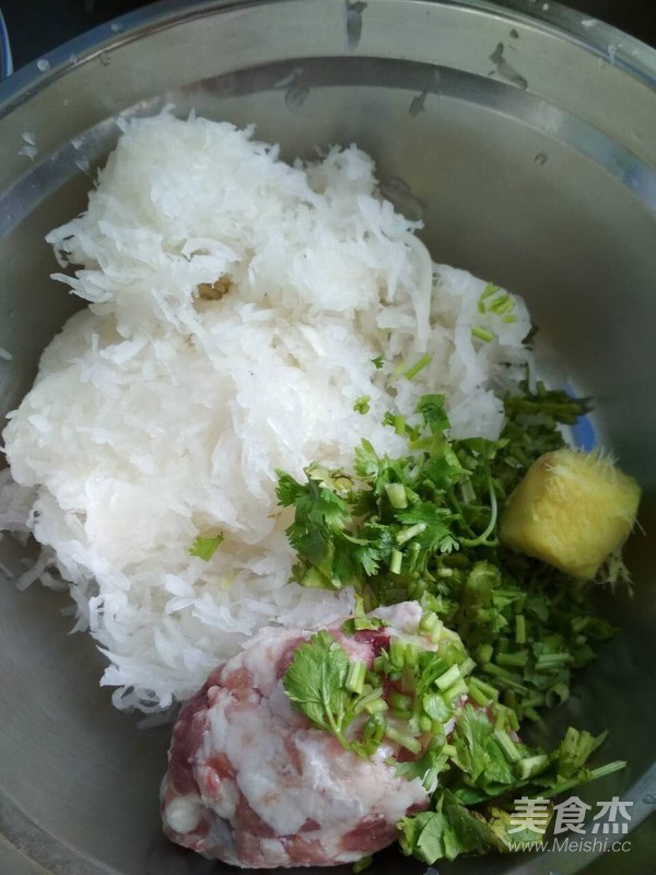 白蘿卜大肉蒸餃的做法-家常味蒸菜譜-易網<a href=http://www.fnaogov.cn/ target=_blank class=infotextkey>健康養生</a>網 白蘿卜大肉蒸餃的做法-家常味蒸菜譜