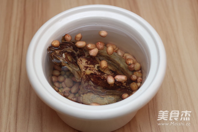 廣東老火靚湯-墨魚花生黃豆湯的做法-家常味煲菜譜-易網(wǎng)<a href=http://www.fnaogov.cn/ target=_blank class=infotextkey>健康養(yǎng)生</a>網(wǎng) 廣東老火靚湯-墨魚花生黃豆湯的做法-家常味煲菜譜