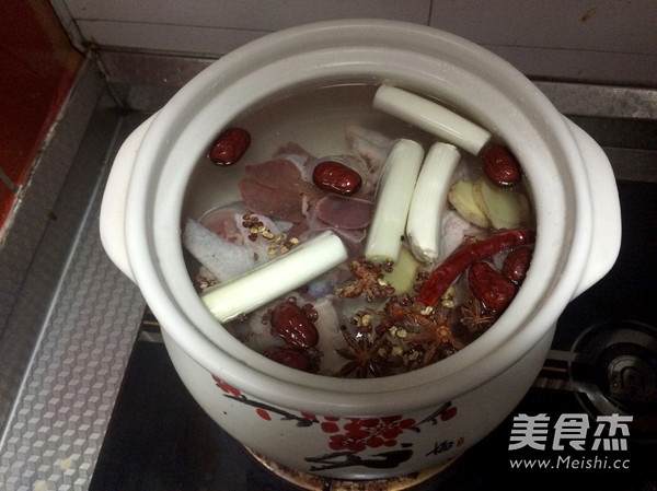 香菇雞湯的做法-咸鮮味燉菜譜-易網健康養(yǎng)生網 香菇雞湯的做法-咸鮮味燉菜譜