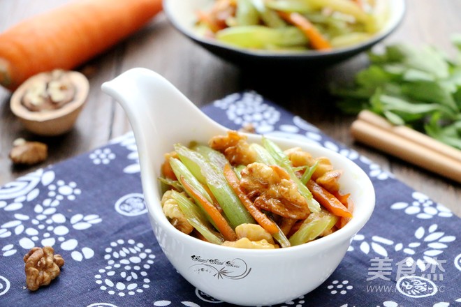 西芹炒核桃仁的做法-家常味炒菜譜-易網(wǎng)健康養(yǎng)生網(wǎng) 西芹炒核桃仁的做法-家常味炒菜譜