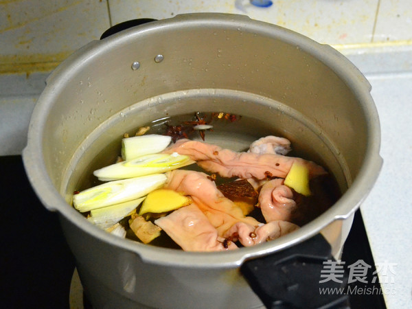 色佳味美的快手菜—蒜薹溜肥腸的做法-咸鮮味炒菜譜-易網<a href=http://www.fnaogov.cn/ target=_blank class=infotextkey>健康養生</a>網 色佳味美的快手菜—蒜薹溜肥腸的做法-咸鮮味炒菜譜