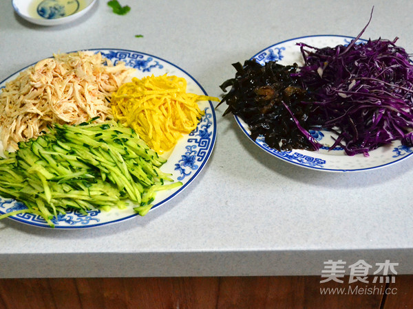 盛夏中的清涼味道—雞絲涼面的做法-咸鮮味拌菜譜-易網健康養生網 盛夏中的清涼味道—雞絲涼面的做法-咸鮮味拌菜譜
