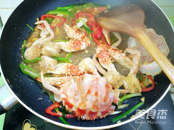 雙椒辣炒螃蟹的做法-家常味炒菜譜-易網(wǎng)健康養(yǎng)生網(wǎng) 雙椒辣炒螃蟹的做法-家常味炒菜譜