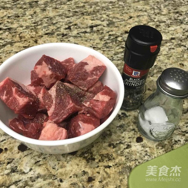 紅酒燉牛肉配糙米飯的做法-奶香味燉菜譜-易網(wǎng)<a href=http://www.fnaogov.cn/ target=_blank class=infotextkey>健康養(yǎng)生</a>網(wǎng) 紅酒燉牛肉配糙米飯的做法-奶香味燉菜譜
