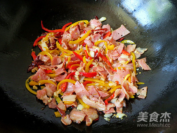 培根炒秋葵的做法-家常味炒菜譜