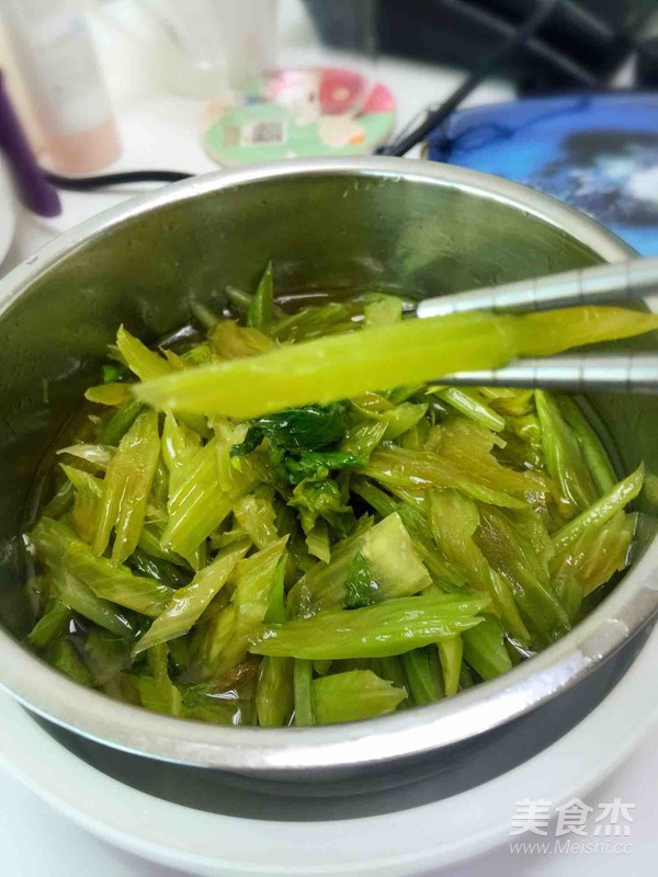 蒸芹菜的做法-咸鮮味蒸菜譜-易網(wǎng)健康養(yǎng)生網(wǎng) 蒸芹菜的做法-咸鮮味蒸菜譜
