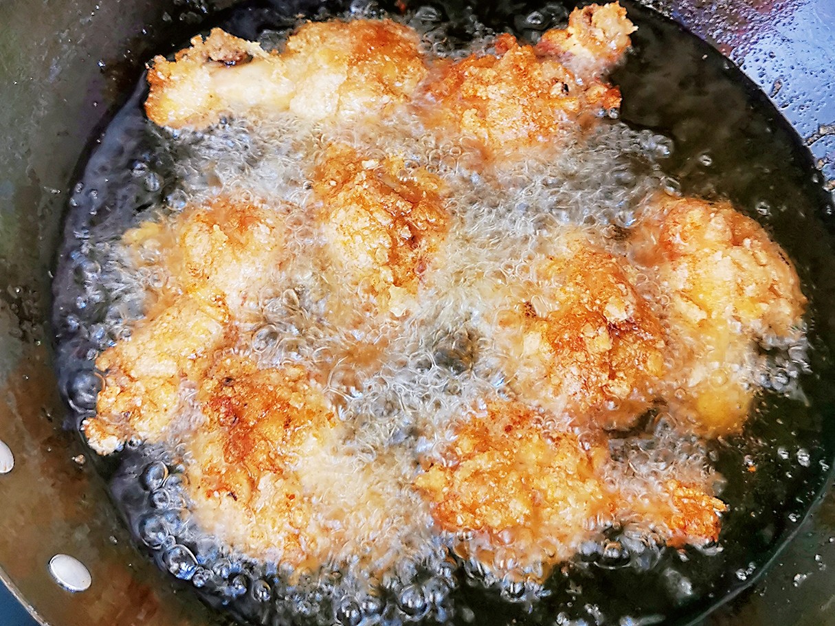 蒜香炸雞腿的做法-咸鮮味炸菜譜-易網健康養生網 蒜香炸雞腿的做法-咸鮮味炸菜譜