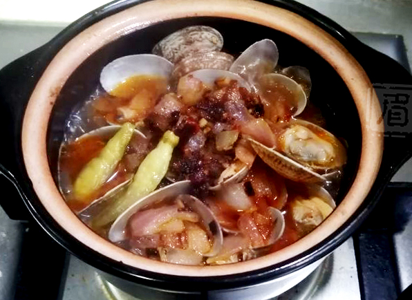 花蛤粉絲煲的做法-咸鮮味煲菜譜-易網健康養生網 花蛤粉絲煲的做法-咸鮮味煲菜譜
