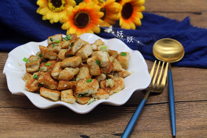 孜然小蔥煎豆腐的做法-家常味煎菜譜-易網(wǎng)健康養(yǎng)生網(wǎng) 孜然小蔥煎豆腐的做法-家常味煎菜譜