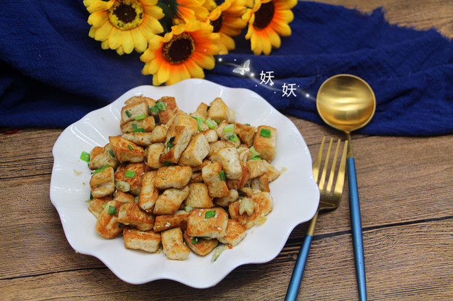 孜然小蔥煎豆腐的做法-家常味煎菜譜-易網(wǎng)健康養(yǎng)生網(wǎng) 孜然小蔥煎豆腐的做法-家常味煎菜譜
