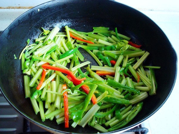 毛芹菜炒油渣的做法-家常味炒菜譜-易網健康養生網 毛芹菜炒油渣的做法-家常味炒菜譜