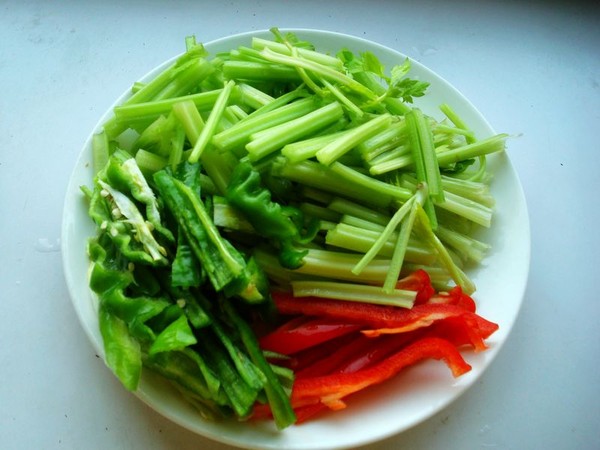 毛芹菜炒油渣的做法-家常味炒菜譜-易網健康養生網 毛芹菜炒油渣的做法-家常味炒菜譜
