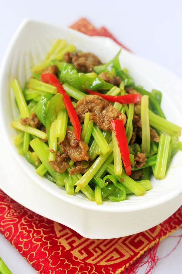 毛芹菜炒油渣的做法-家常味炒菜譜-易網健康養生網 毛芹菜炒油渣的做法-家常味炒菜譜