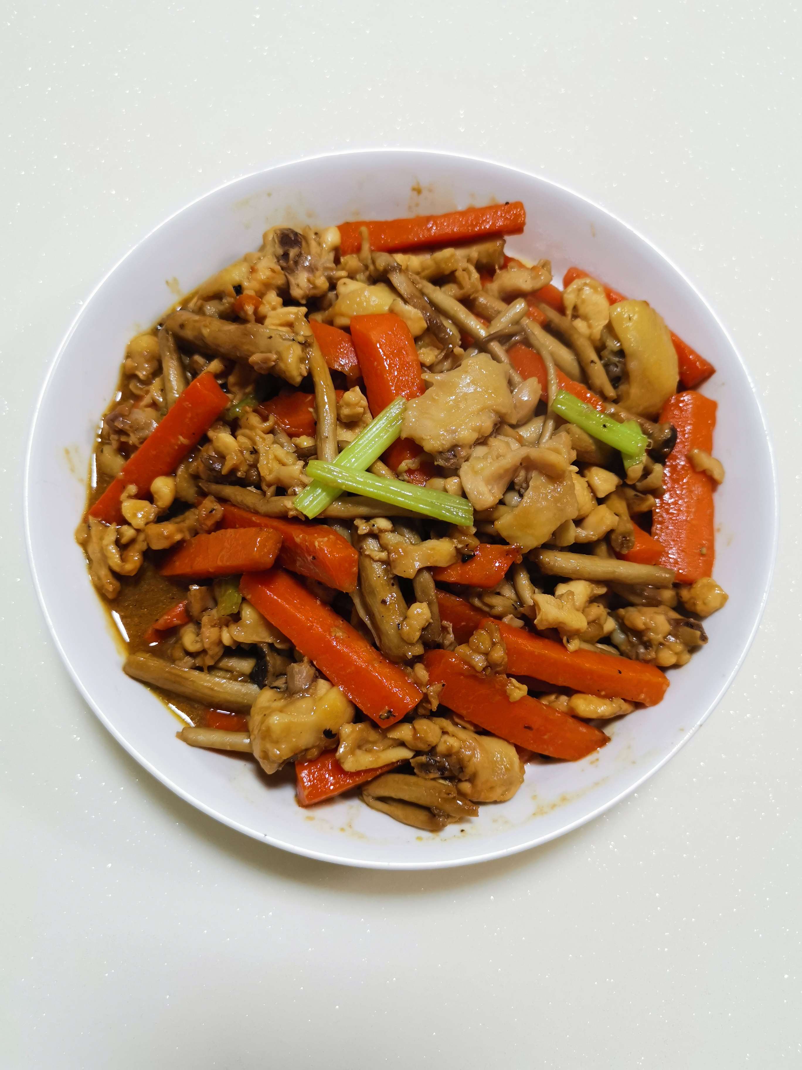 茶樹菇胡蘿卜炒雞肉的做法-家常味炒菜譜-易網(wǎng)健康養(yǎng)生網(wǎng) 茶樹菇胡蘿卜炒雞肉的做法-家常味炒菜譜