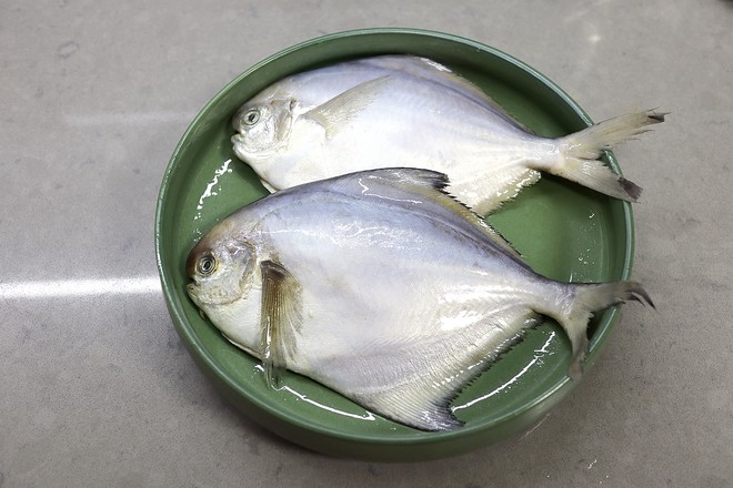 清蒸平魚的做法-香辣味蒸菜譜-易網<a href=http://www.fnaogov.cn/ target=_blank class=infotextkey>健康養生</a>網 清蒸平魚的做法-香辣味蒸菜譜