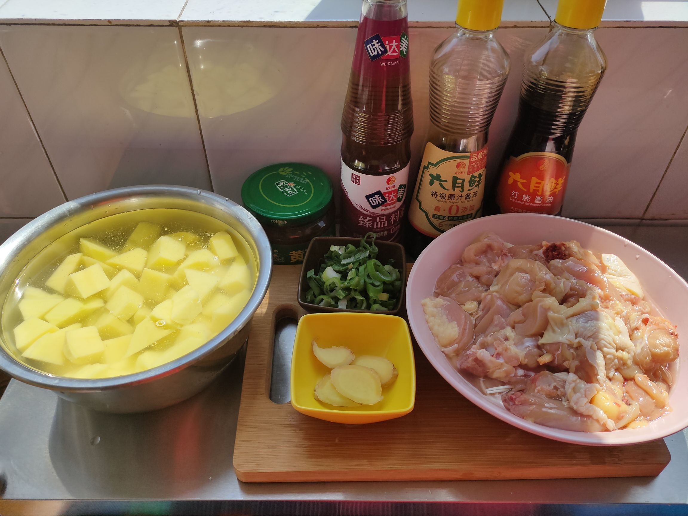 醬香土豆雞塊的家常做法，土豆的軟糯配上雞肉的湯汁，營(yíng)養(yǎng)又好吃的做法-家常味燉菜譜