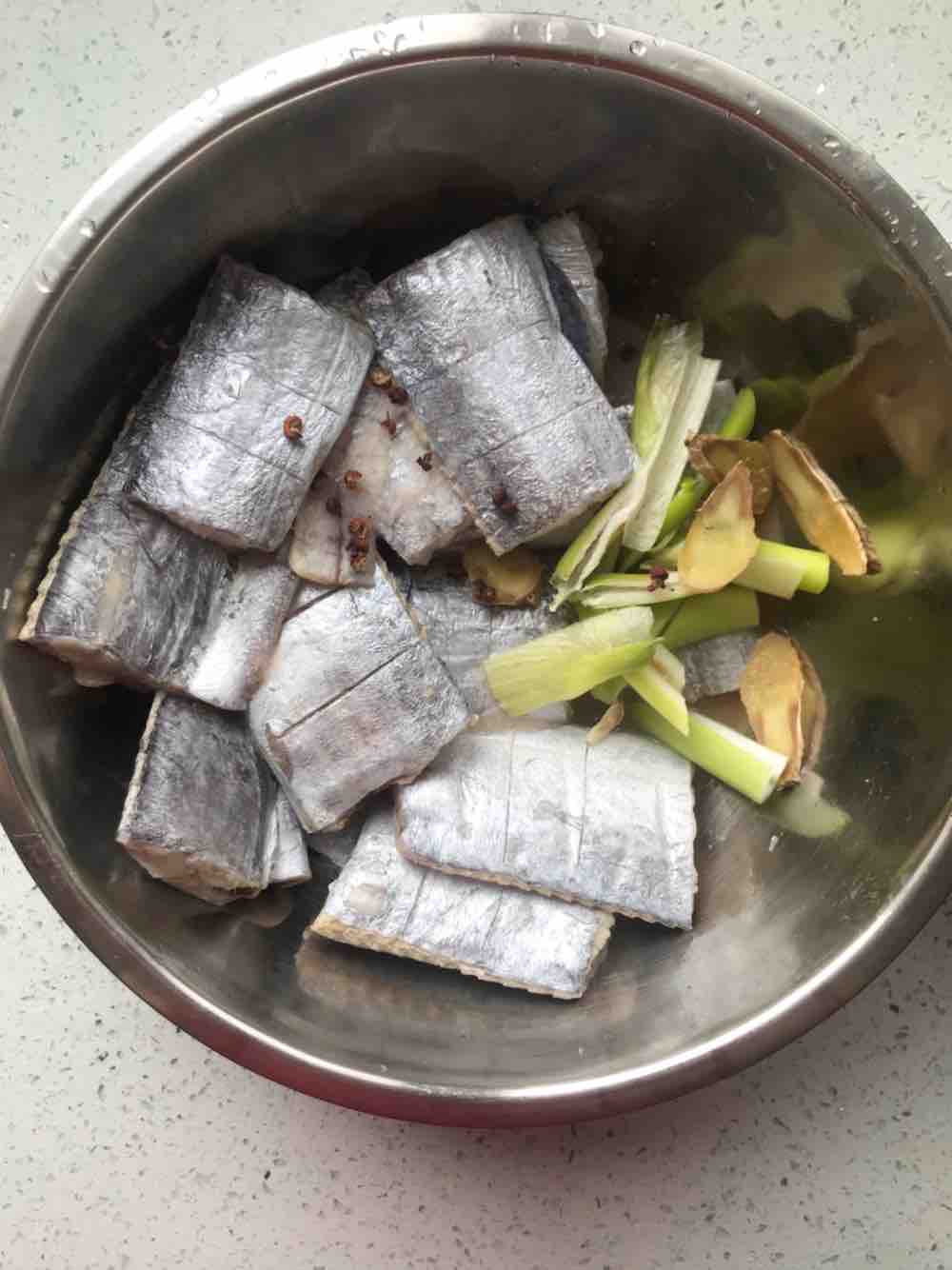 干炸刀魚的做法-咸鮮味炸菜譜-易網<a href=http://www.fnaogov.cn/ target=_blank class=infotextkey>健康養生</a>網 干炸刀魚的做法-咸鮮味炸菜譜