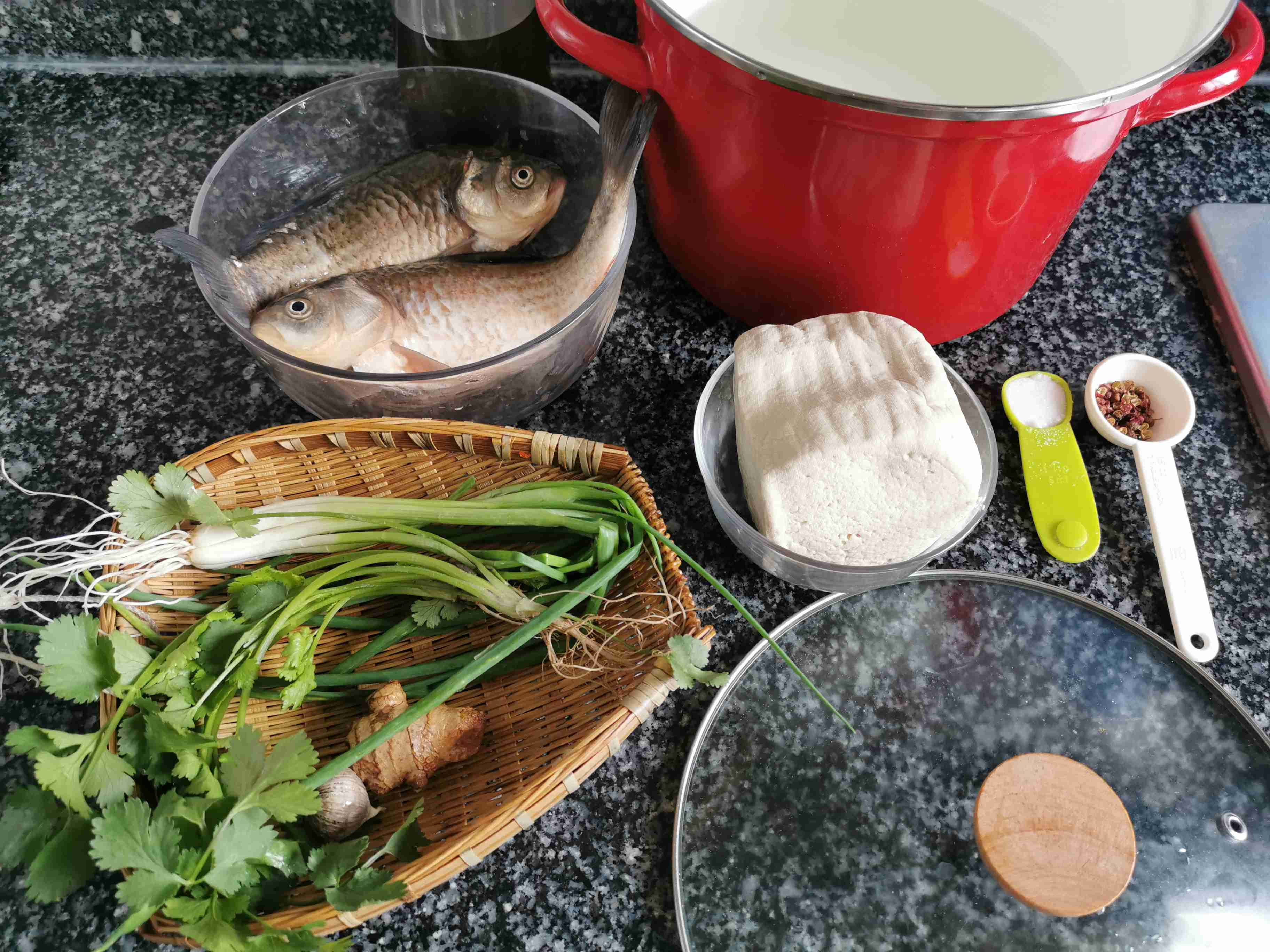 鯽魚豆腐湯的做法-家常味燉菜譜-易網<a href=http://www.fnaogov.cn/ target=_blank class=infotextkey>健康養生</a>網 鯽魚豆腐湯的做法-家常味燉菜譜