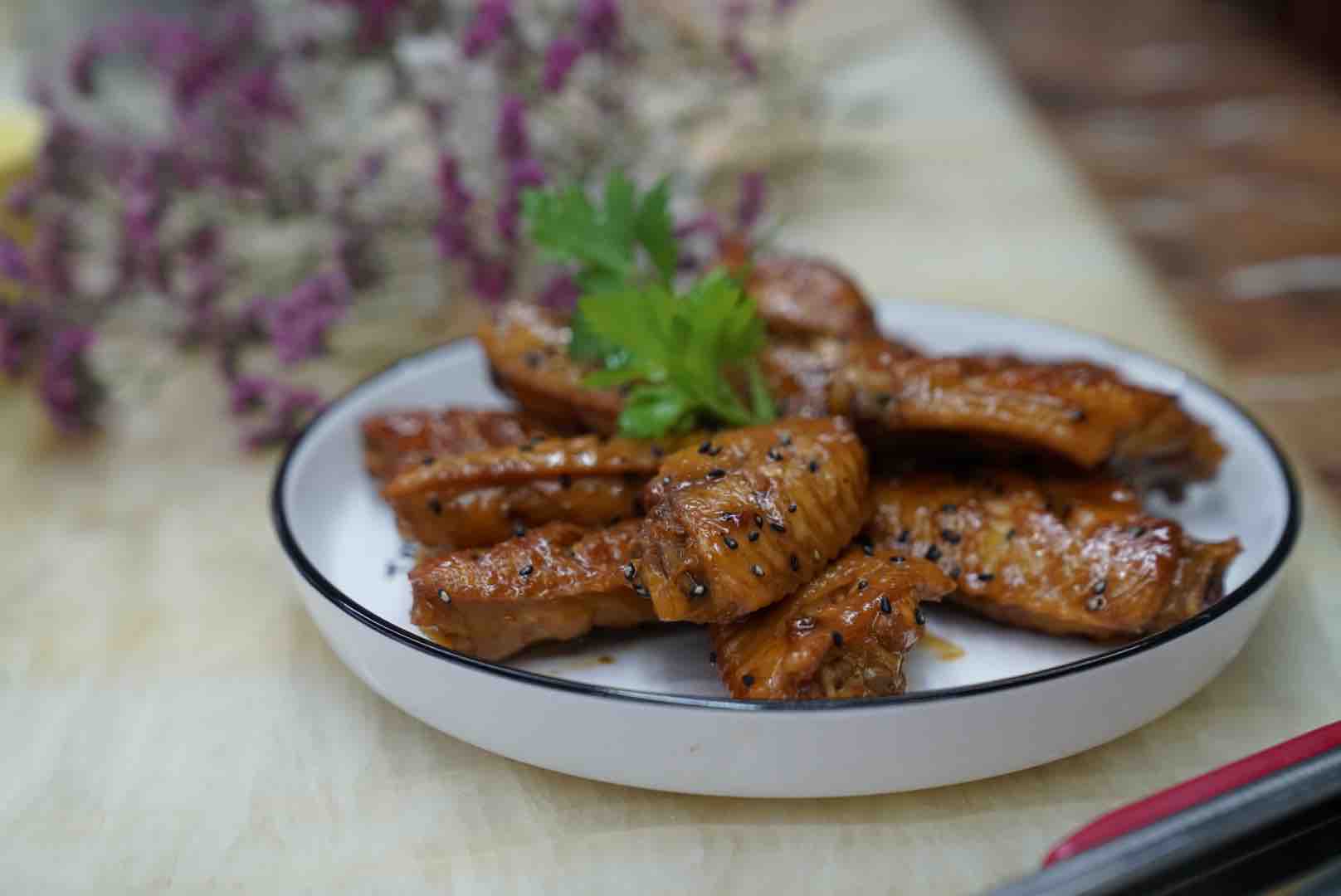 生姜可樂(lè)中翅的做法-咸鮮味燒菜譜-易網(wǎng)健康養(yǎng)生網(wǎng) 生姜可樂(lè)中翅的做法-咸鮮味燒菜譜