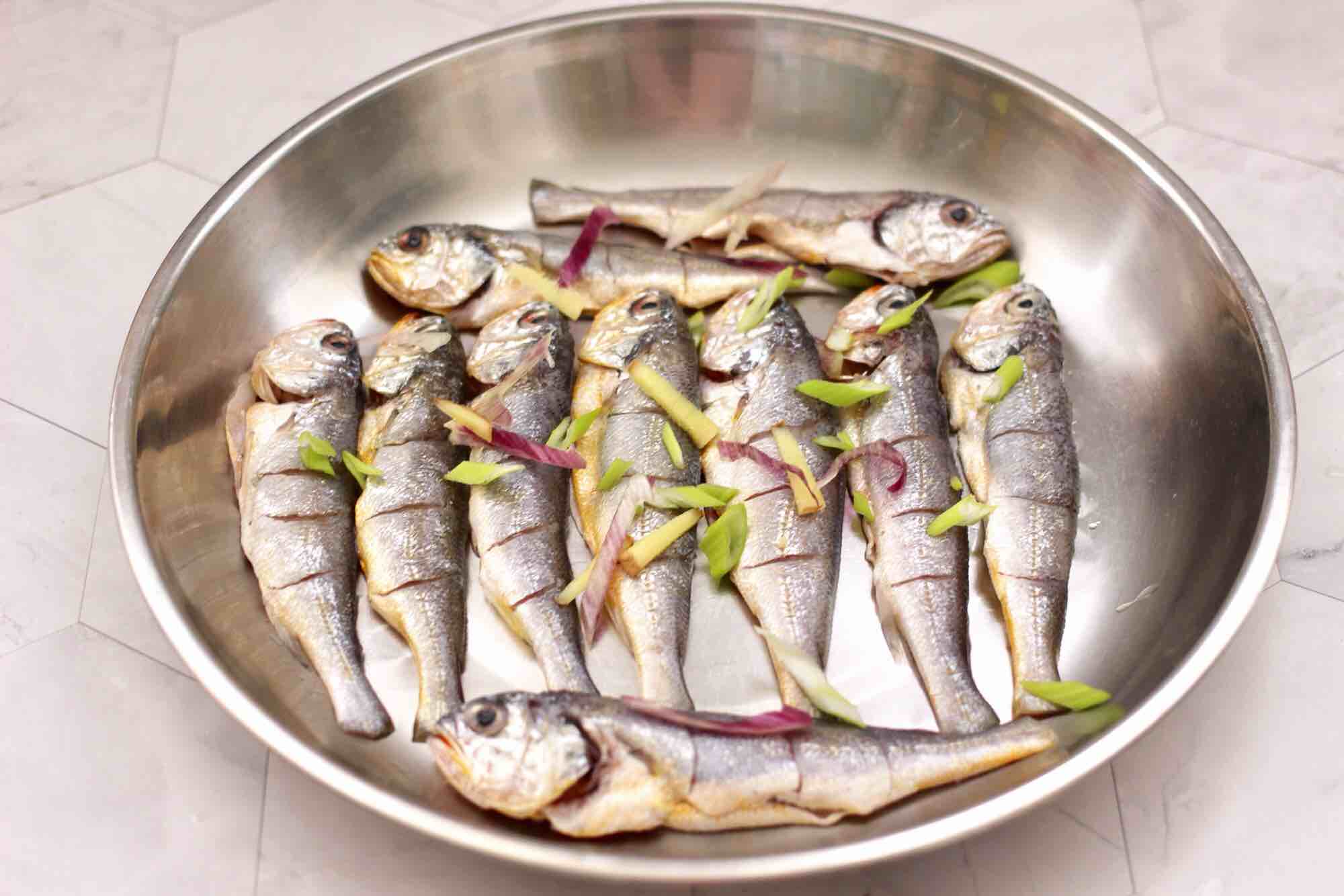 香脆椒干煸黃花魚的做法-香辣味干煸菜譜-易網(wǎng)健康養(yǎng)生網(wǎng) 香脆椒干煸黃花魚的做法-香辣味干煸菜譜