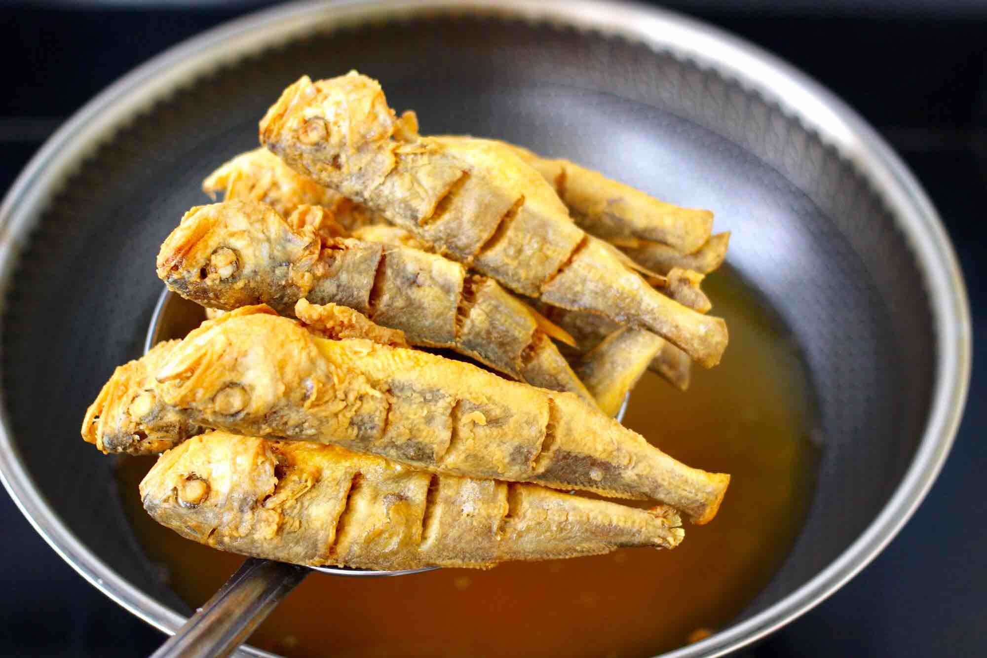 香脆椒干煸黃花魚的做法-香辣味干煸菜譜-易網(wǎng)健康養(yǎng)生網(wǎng) 香脆椒干煸黃花魚的做法-香辣味干煸菜譜