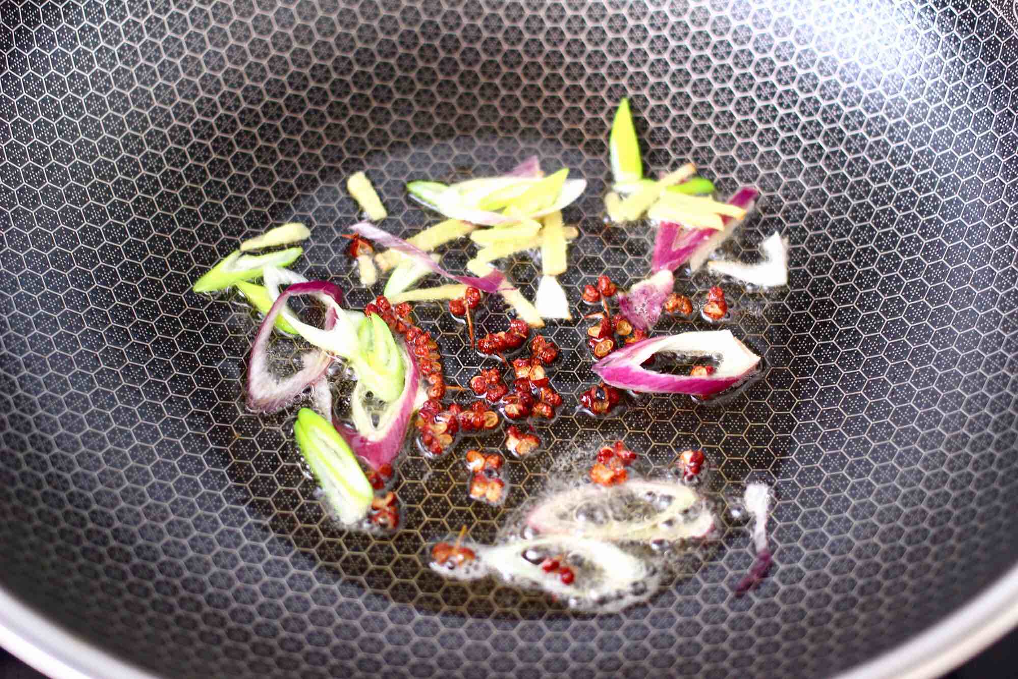 香脆椒干煸黃花魚的做法-香辣味干煸菜譜-易網(wǎng)健康養(yǎng)生網(wǎng) 香脆椒干煸黃花魚的做法-香辣味干煸菜譜