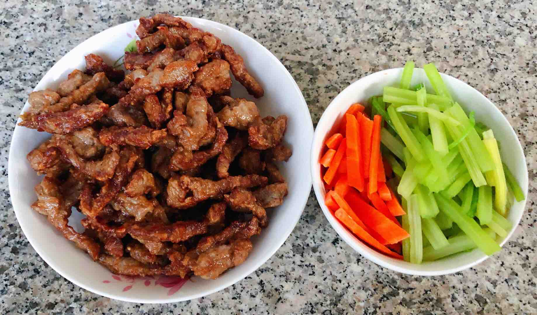 香酥牛肉炒芹菜的做法-香辣味炒菜譜-易網健康養生網 香酥牛肉炒芹菜的做法-香辣味炒菜譜