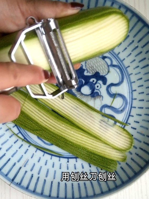 涼拌西葫蘆的做法-咸鮮味拌菜譜-易網(wǎng)健康養(yǎng)生網(wǎng) 涼拌西葫蘆的做法-咸鮮味拌菜譜
