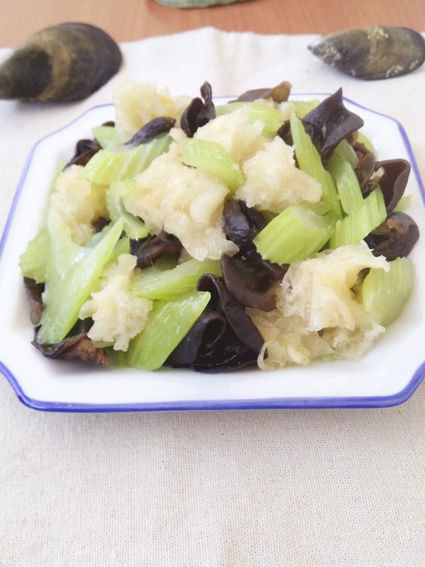 魚鰾炒西芹的做法-咸鮮味炒菜譜-易網健康養(yǎng)生網 魚鰾炒西芹的做法-咸鮮味炒菜譜