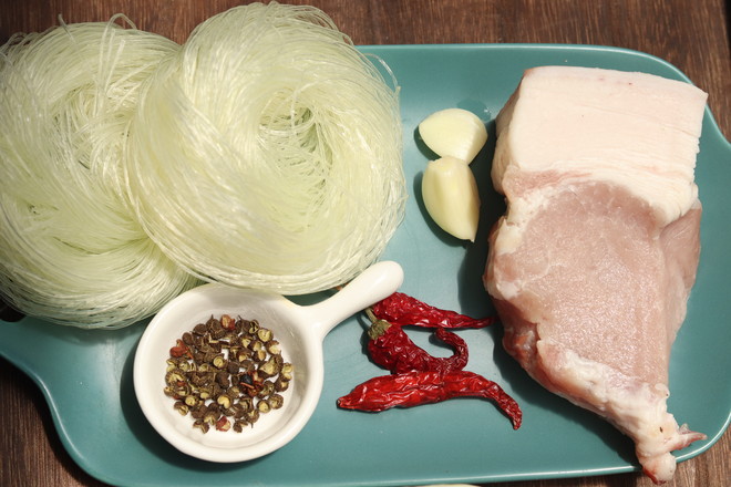 粉絲肉末包菜的做法-家常味炒菜譜-易網(wǎng)<a href=http://www.fnaogov.cn/ target=_blank class=infotextkey>健康養(yǎng)生</a>網(wǎng) 粉絲肉末包菜的做法-家常味炒菜譜