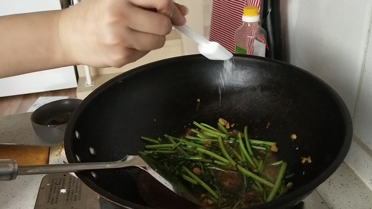 醬味茼蒿(偏甜口)的做法-家常味炒菜譜-易網(wǎng)健康養(yǎng)生網(wǎng) 醬味茼蒿(偏甜口)的做法-家常味炒菜譜
