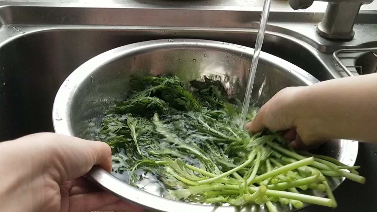 醬味茼蒿(偏甜口)的做法-家常味炒菜譜-易網(wǎng)<a href=http://www.fnaogov.cn/ target=_blank class=infotextkey>健康養(yǎng)生</a>網(wǎng) 醬味茼蒿(偏甜口)的做法-家常味炒菜譜