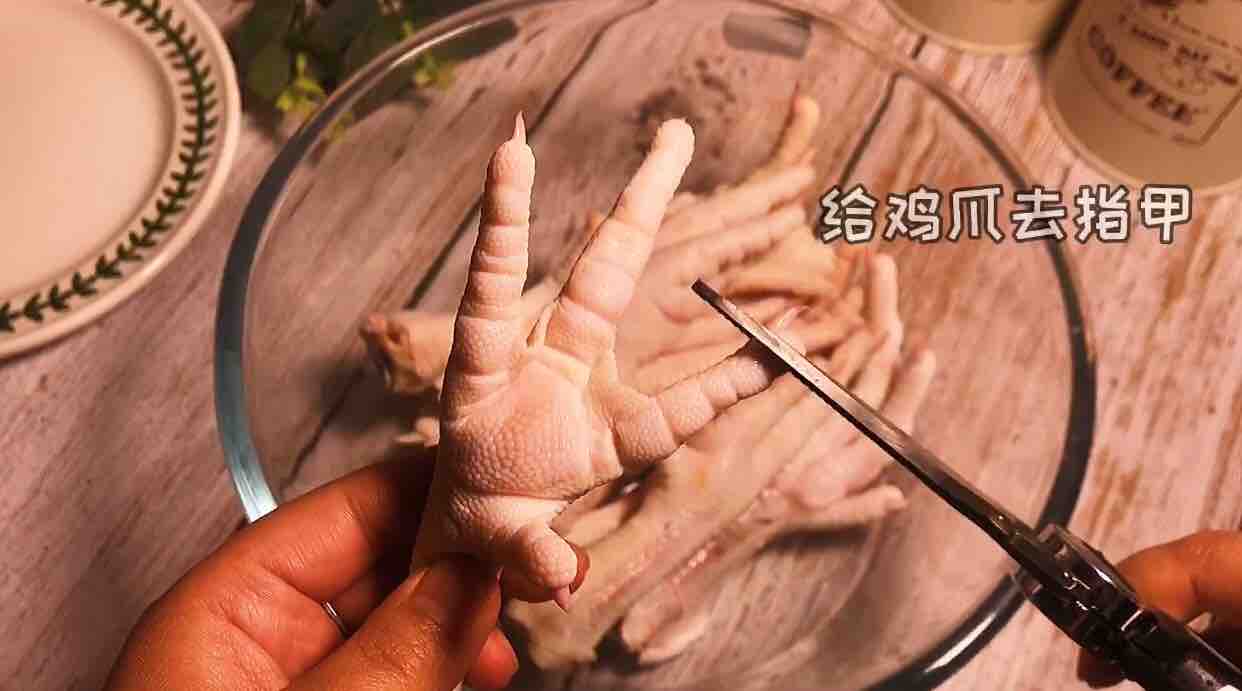 酸辣脫骨鳳爪的做法-酸辣味拌菜譜-易網(wǎng)<a href=http://www.fnaogov.cn/ target=_blank class=infotextkey>健康養(yǎng)生</a>網(wǎng) 酸辣脫骨鳳爪的做法-酸辣味拌菜譜