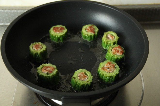 苦瓜釀肉的做法-咸鮮味煎菜譜-易網(wǎng)健康養(yǎng)生網(wǎng) 苦瓜釀肉的做法-咸鮮味煎菜譜