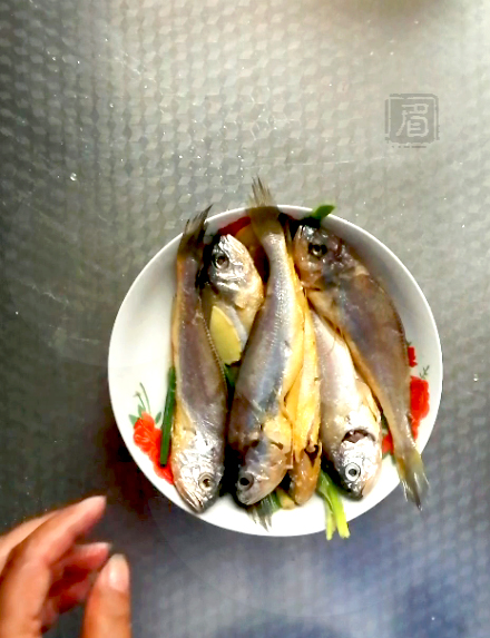 面拖小黃魚的做法-咸鮮味炸菜譜-易網<a href=http://www.fnaogov.cn/ target=_blank class=infotextkey>健康養生</a>網 面拖小黃魚的做法-咸鮮味炸菜譜