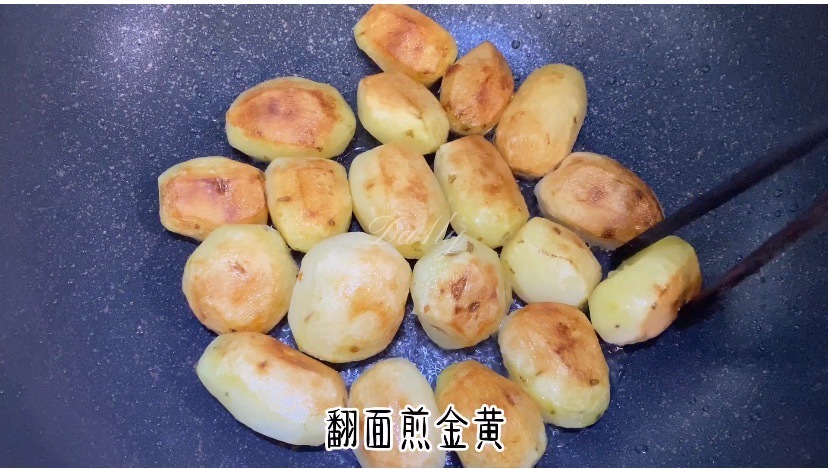 外脆里糯,秒殺路邊攤的香煎小土豆的做法-其它口味煎菜譜-易網(wǎng)健康養(yǎng)生網(wǎng) 外脆里糯,秒殺路邊攤的香煎小土豆的做法-其它口味煎菜譜