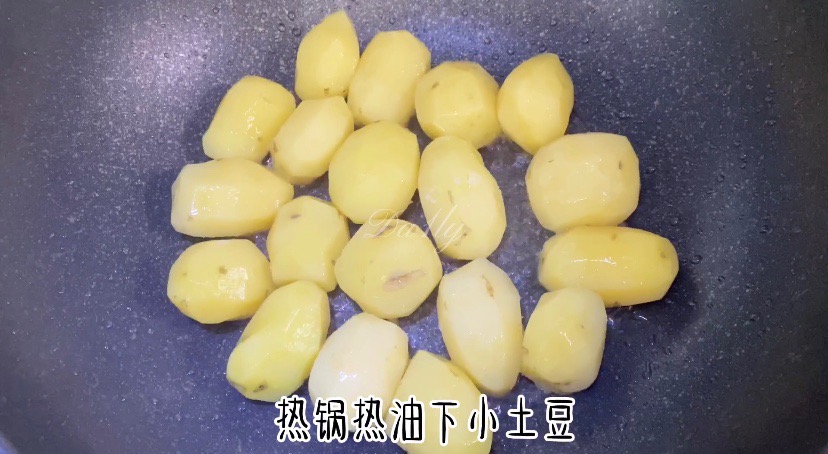 外脆里糯,秒殺路邊攤的香煎小土豆的做法-其它口味煎菜譜-易網(wǎng)健康養(yǎng)生網(wǎng) 外脆里糯,秒殺路邊攤的香煎小土豆的做法-其它口味煎菜譜