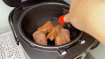 用電飯鍋就能做的「蜜汁叉燒」竟然比餐廳還好吃！的做法-甜味燜菜譜