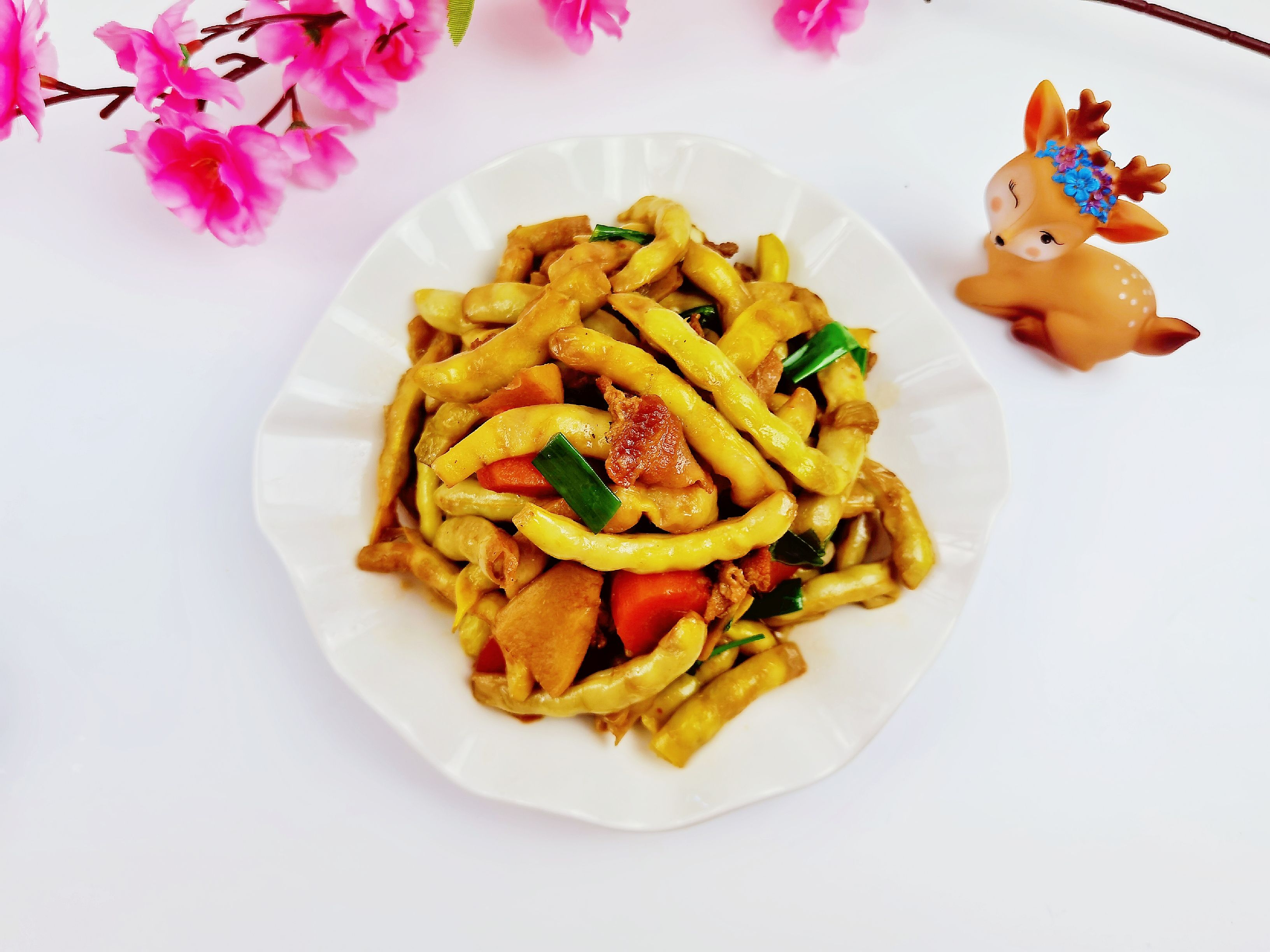 我是半滴雨#來(lái)自?xún)?nèi)蒙古#，參賽作品為農(nóng)家豆角小炒肉，豆大飽滿(mǎn)營(yíng)養(yǎng)下飯的做法-家常味炒菜譜