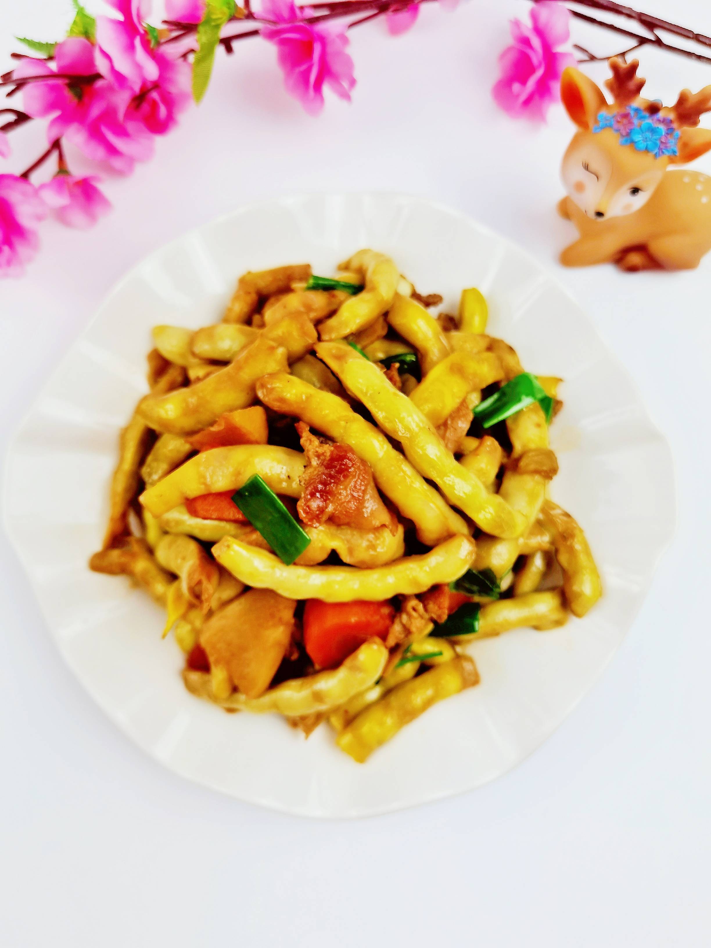 我是半滴雨#來(lái)自?xún)?nèi)蒙古#，參賽作品為農(nóng)家豆角小炒肉，豆大飽滿(mǎn)營(yíng)養(yǎng)下飯的做法-家常味炒菜譜
