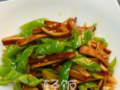 榨菜青椒炒香干丨小孩子老人補鈣身體健壯，不容易吃就可惜了的作法-家常味燒菜譜