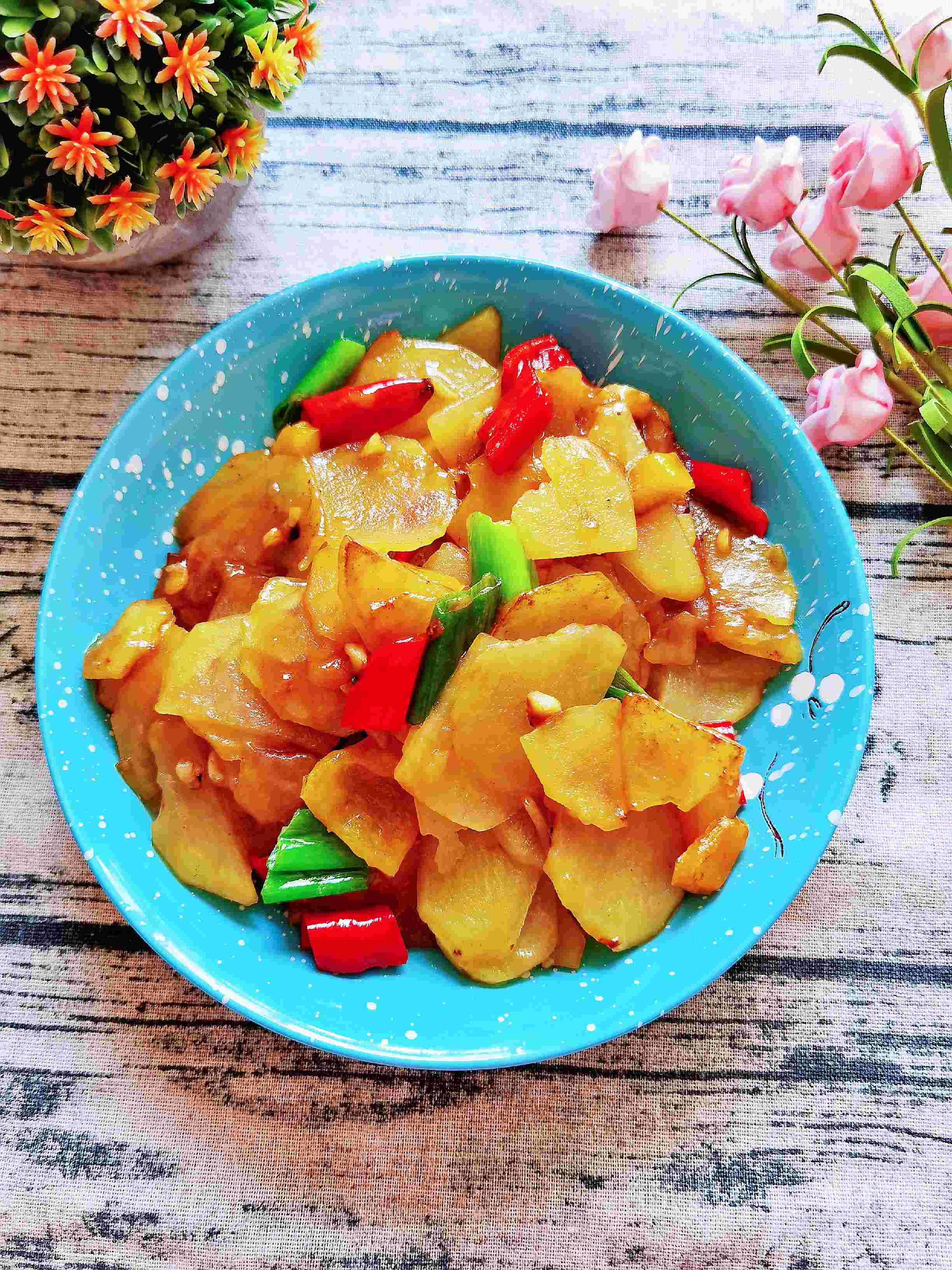 我是半滴雨#來自內蒙古#，參賽作品為素菜也下飯-彩椒土豆片，大人孩子都愛吃的做法-咸鮮味炒菜譜