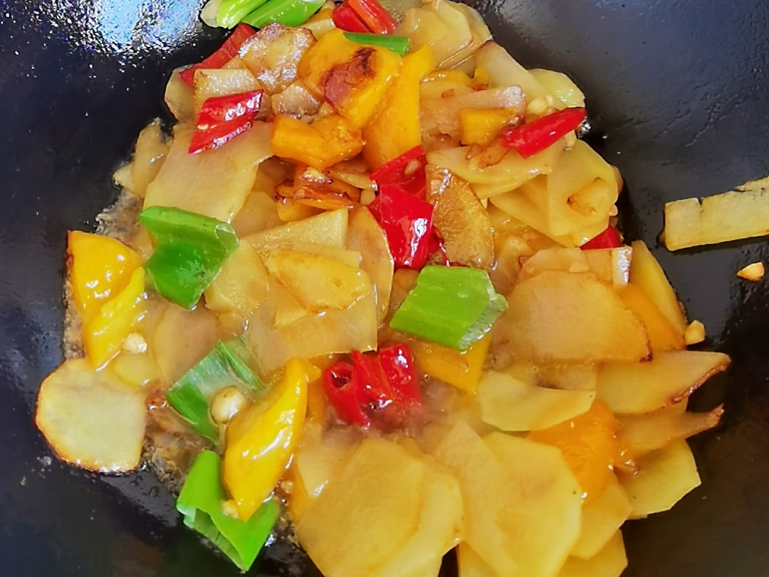 我是半滴雨#來自內蒙古#，參賽作品為素菜也下飯-彩椒土豆片，大人孩子都愛吃的做法-咸鮮味炒菜譜