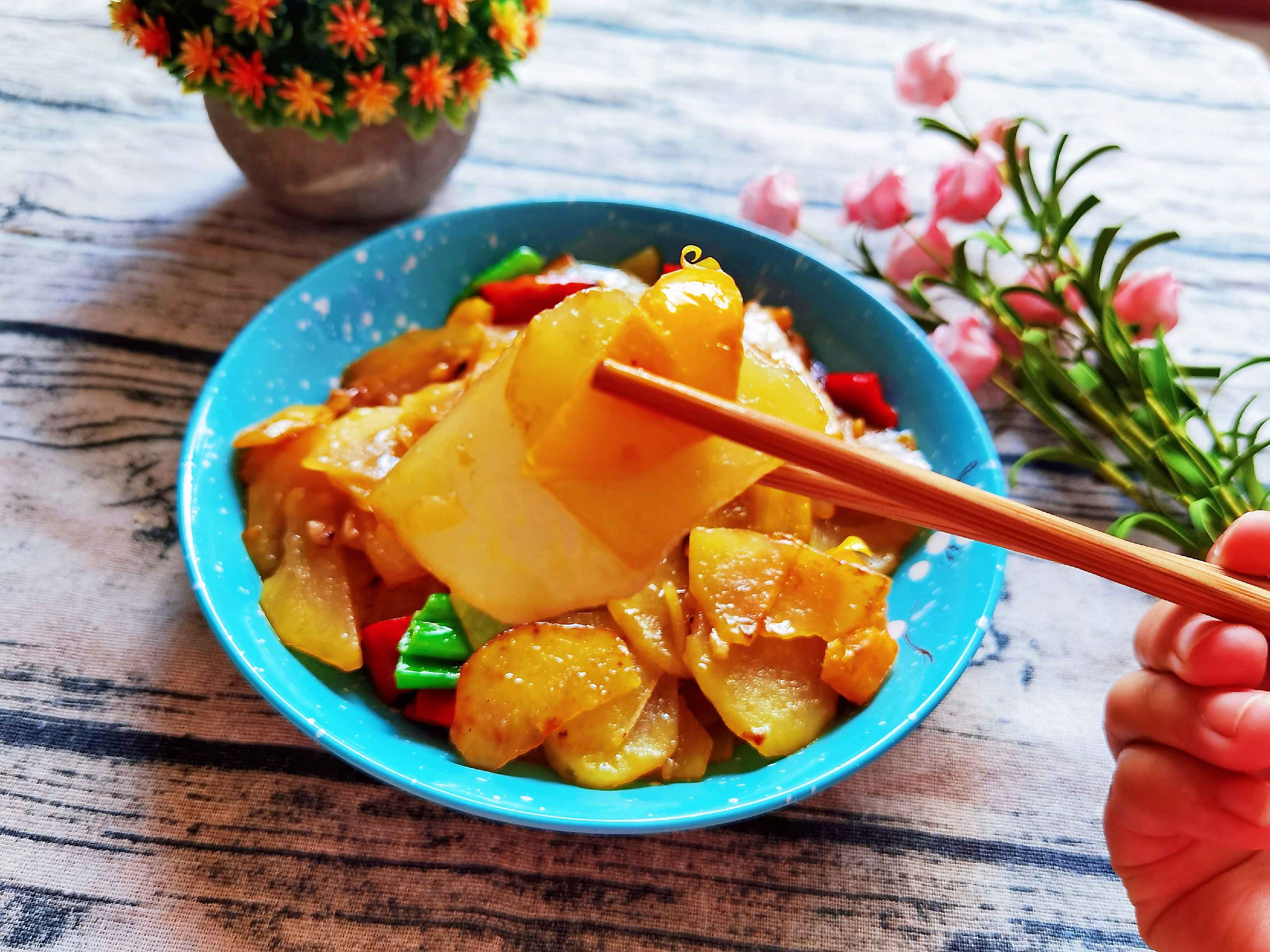 我是半滴雨#來自內蒙古#，參賽作品為素菜也下飯-彩椒土豆片，大人孩子都愛吃的做法-咸鮮味炒菜譜