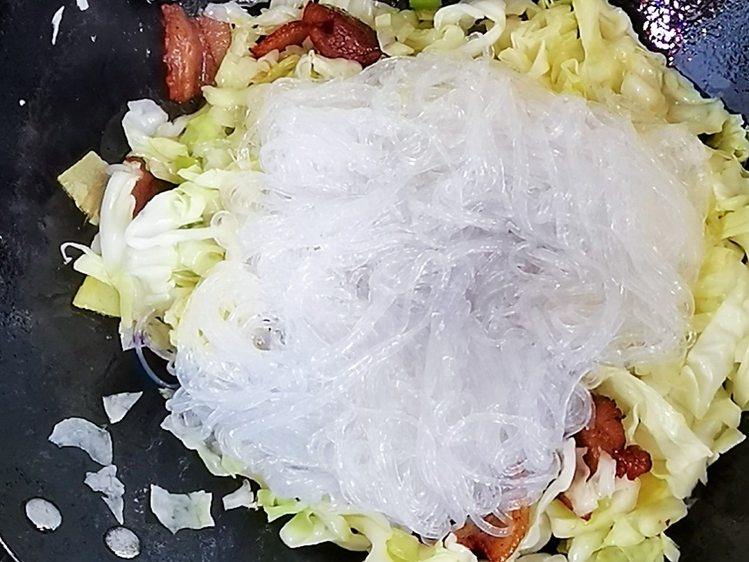 圓白菜粉絲小炒肉，圓白菜這么做，2碗米飯不夠吃的做法-咸鮮味炒菜譜