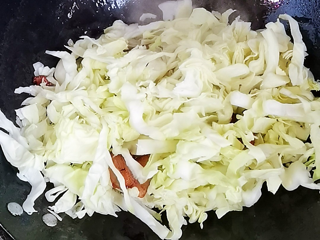 圓白菜粉絲小炒肉，圓白菜這么做，2碗米飯不夠吃的做法-咸鮮味炒菜譜