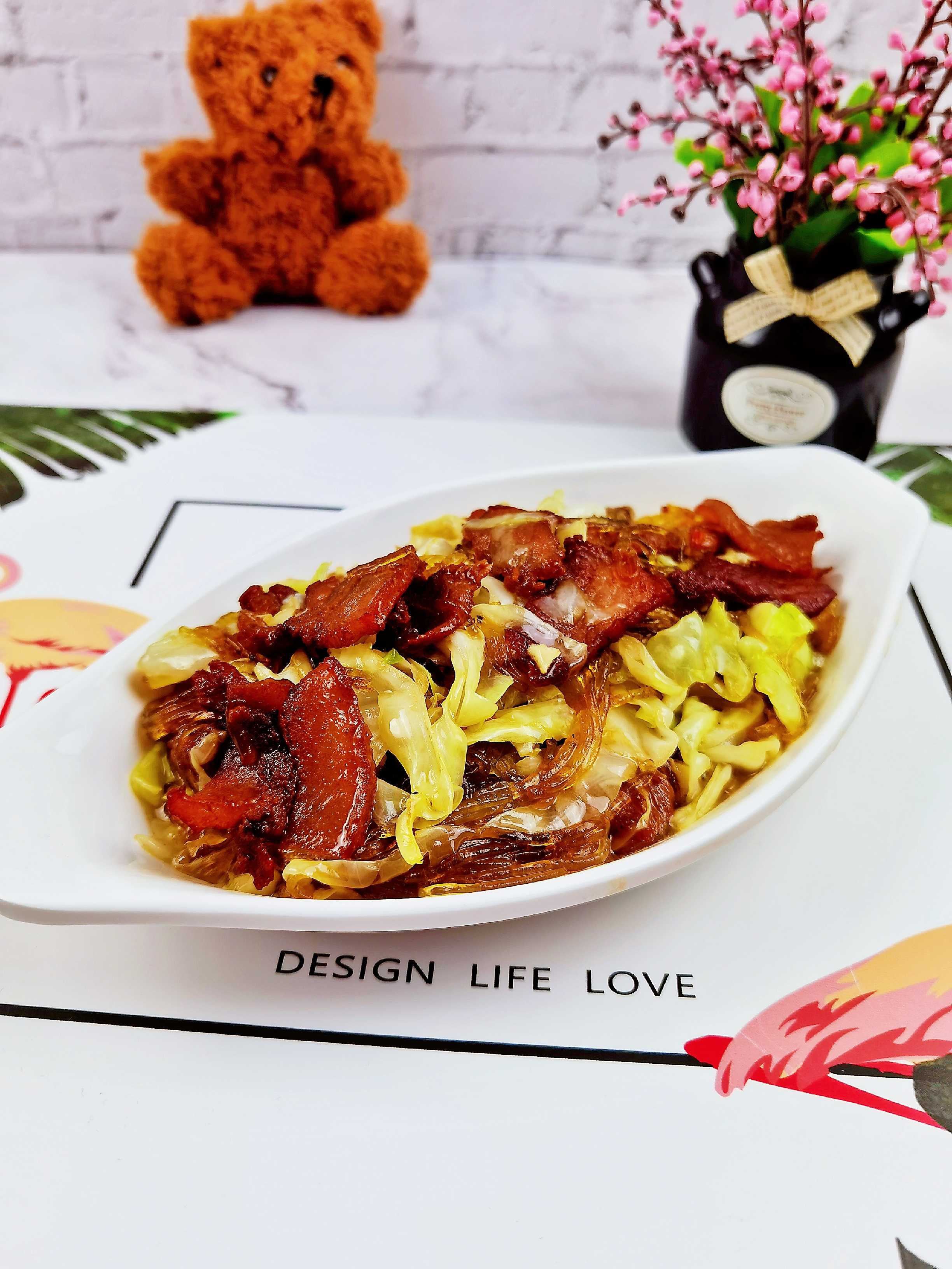 圓白菜粉絲小炒肉，圓白菜這么做，2碗米飯不夠吃的做法-咸鮮味炒菜譜