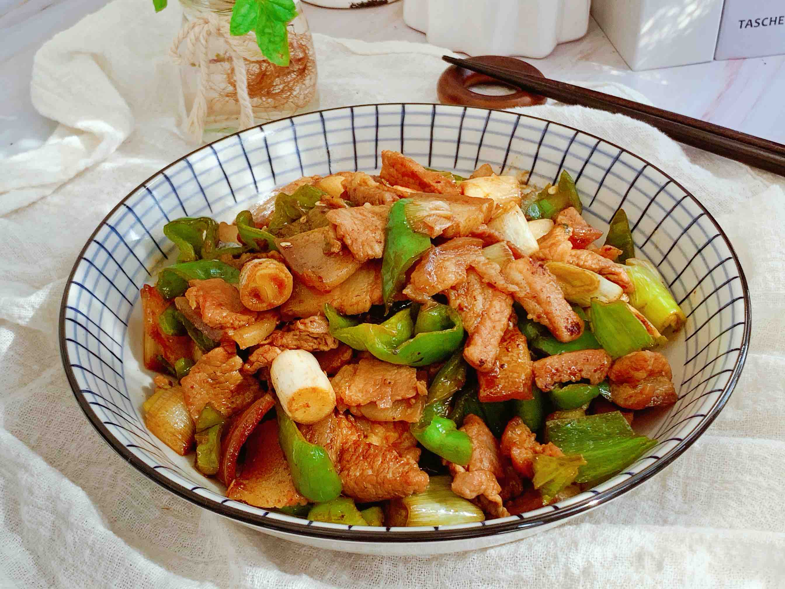 超下飯的家常版辣椒炒肉的做法-香辣味炒菜譜-易網健康養生網 超下飯的家常版辣椒炒肉的做法-香辣味炒菜譜