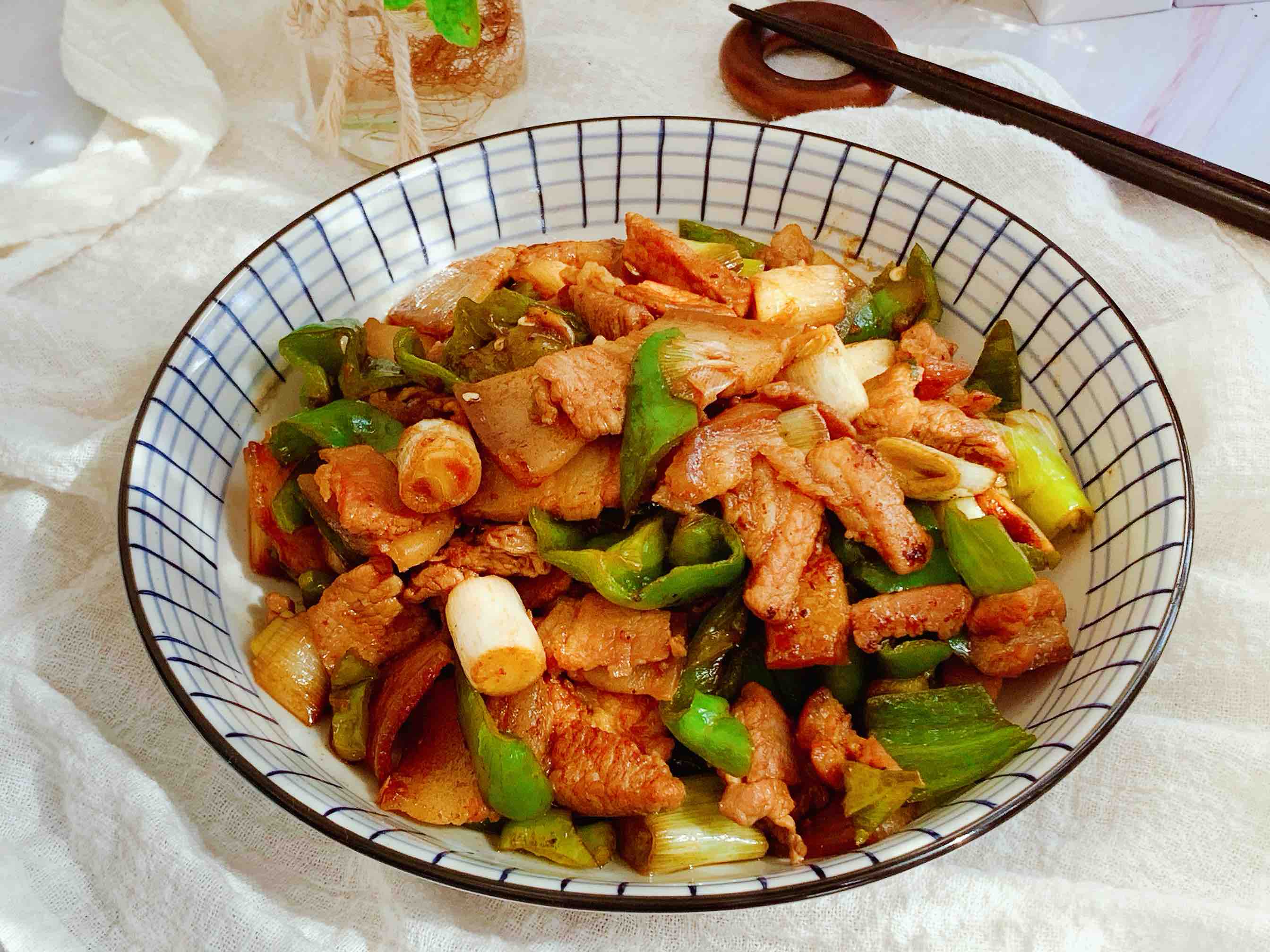 超下飯的家常版辣椒炒肉的做法-香辣味炒菜譜-易網健康養生網 超下飯的家常版辣椒炒肉的做法-香辣味炒菜譜