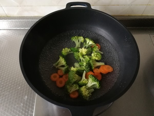 配粥小菜，培根胡蘿卜炒西藍花，營養(yǎng)搭配的做法-咸鮮味炒菜譜